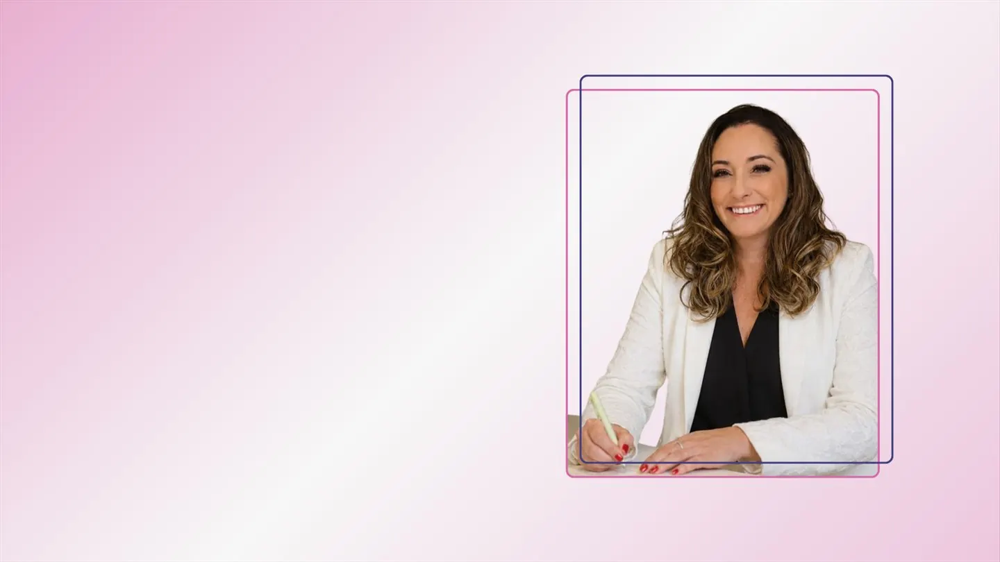 Dra. Sabrina Nunes, pediatra e neonatologista, sorrindo em seu consultório.