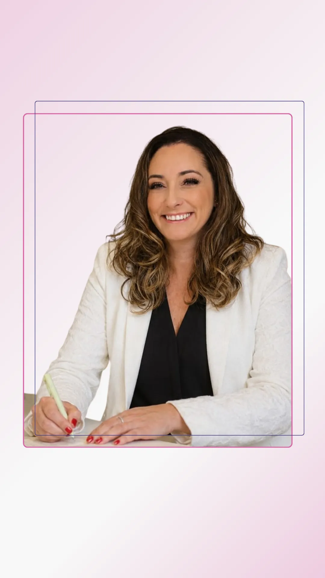 Dra. Sabrina Nunes, pediatra e neonatologista, sorrindo em seu consultório.